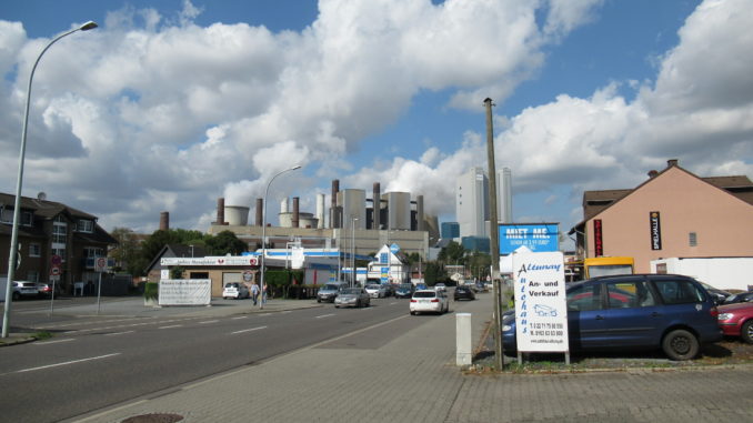Direkt an der Stadt Niederaußem liegt ein riesiges Kraftwerk, welches weithin sichtbar ist.
